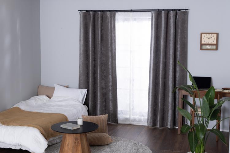 遮光1級。ベルベットのぬくもりを感じる寝室コーデ