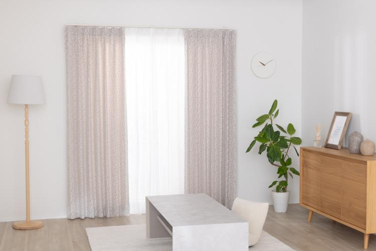 幾何学模様の北欧風カーテンが彩るリビング