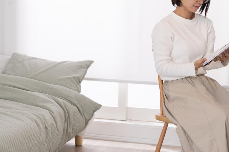 カーテンレールへの取り付けも可能なロールスクリーンでつくるジャパンディな寝室