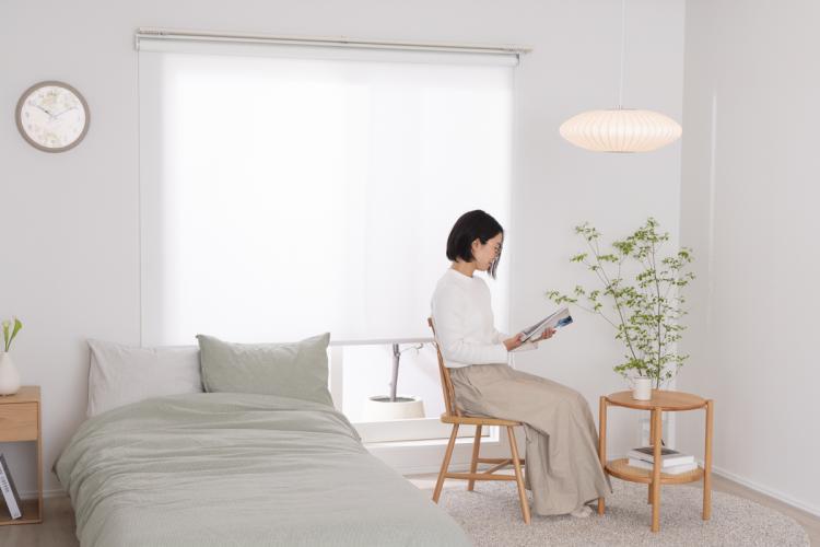 カーテンレールへの取り付けも可能なロールスクリーンでつくるジャパンディな寝室