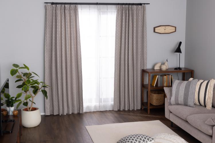 幾何学模様の起毛カーテンで北欧モダンな窓辺に