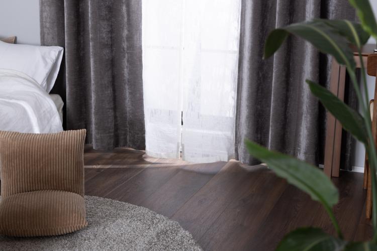 遮光1級。ベルベットのぬくもりを感じる寝室コーデ