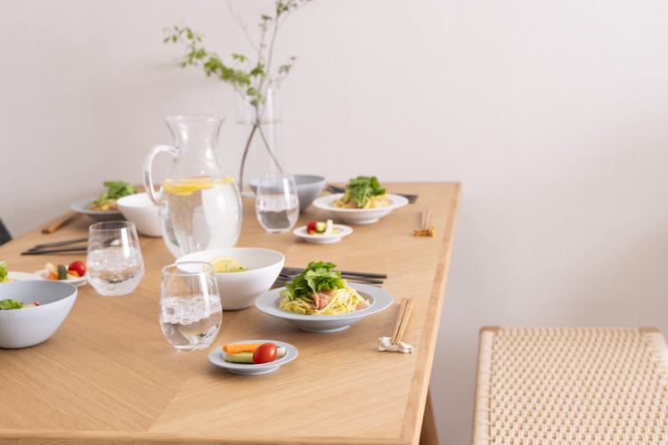 涼やかな夏のリビングダイニング｜ジャパンディスタイルの家具とテーブルコーディネート術