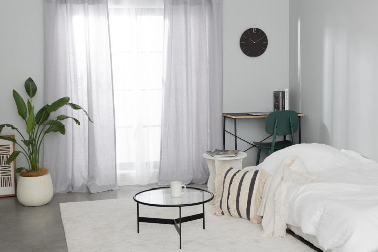 シンプルもナチュラルも。グレーのリネンカーテン