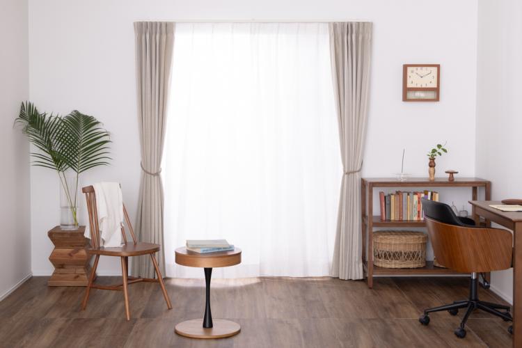 さりげないデザインのやさしいベージュカーテン