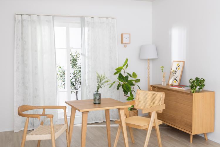 デザインレースをフロントレースで。ちょっと個性的な窓辺に