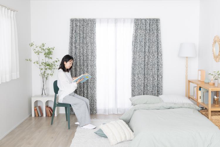 ブルーグレーの葉柄が素敵な遮光2級カーテンを寝室の窓辺に