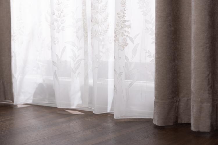 ベージュのベルベット調カーテンで整えるダイニング空間