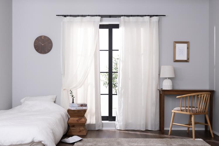 リネンライクな質感でつくる、フロントレースカーテンの窓辺