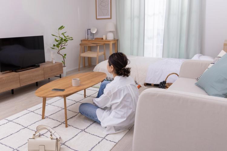 シンプル北欧スタイルにくすみカラーを添えたお部屋で、丁寧な生活を