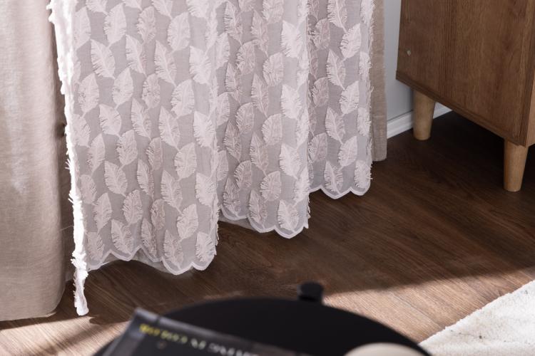 葉っぱのデザインが揺れるフロントレーススタイル