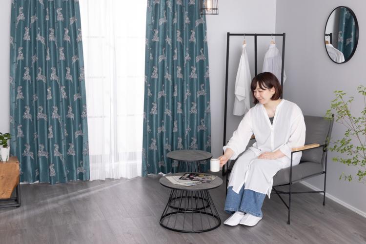 ゼブラ柄のデザインカーテンで軽やかなリズムを