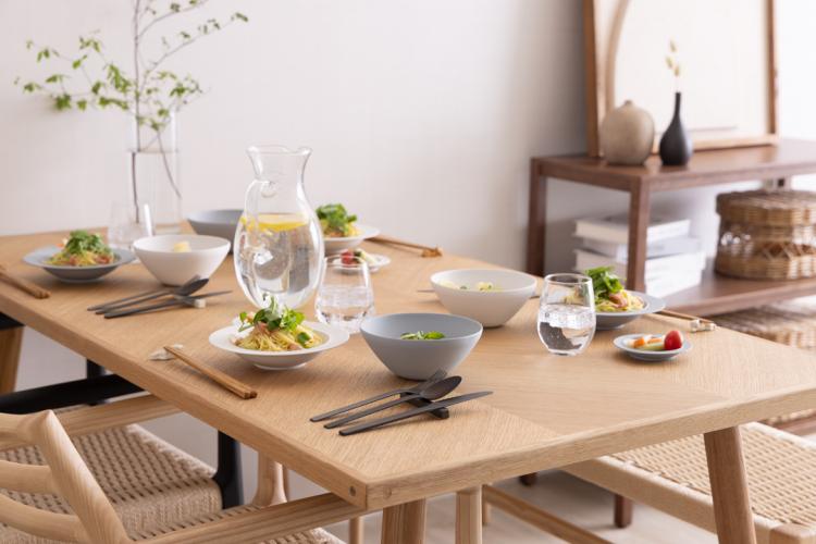 涼やかな夏のリビングダイニング｜ジャパンディスタイルの家具とテーブルコーディネート術