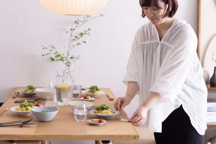 涼やかな夏のリビングダイニング｜ジャパンディスタイルの家具とテーブルコーディネート術