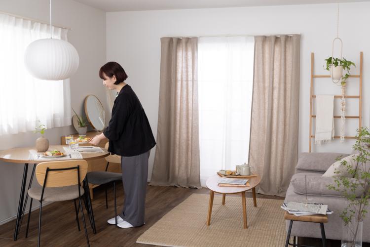 リネンカーテンの飾りすぎない自然な風合い