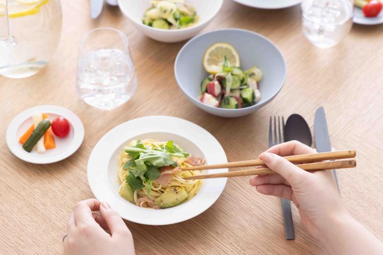 涼やかな夏のリビングダイニング｜ジャパンディスタイルの家具とテーブルコーディネート術