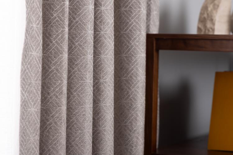 幾何学模様の起毛カーテンで北欧モダンな窓辺に