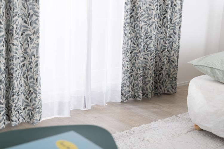 ブルーグレーの葉柄が素敵な遮光2級カーテンを寝室の窓辺に