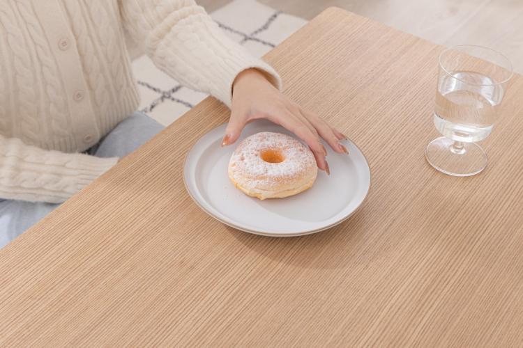 ホワイト＋カラーでトレンド感のある7畳ではじめてのひとり暮らし