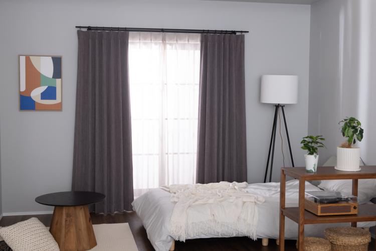 遮光1級のカーテンで、シックな雰囲気に包まれる寝室