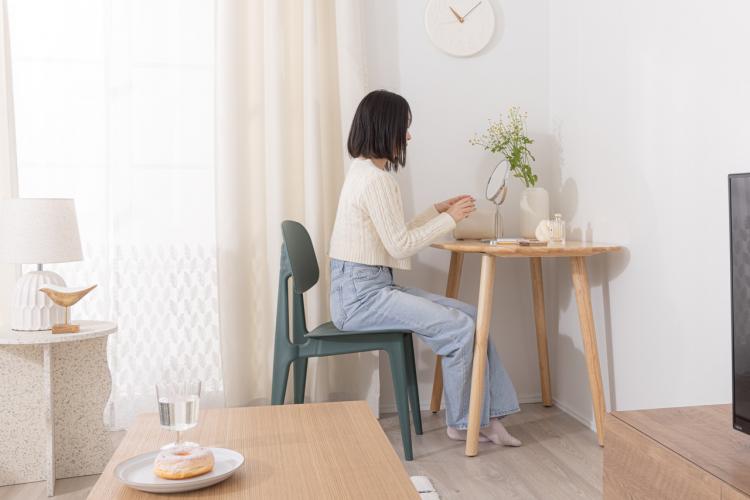 ホワイト＋カラーでトレンド感のある7畳ではじめてのひとり暮らし