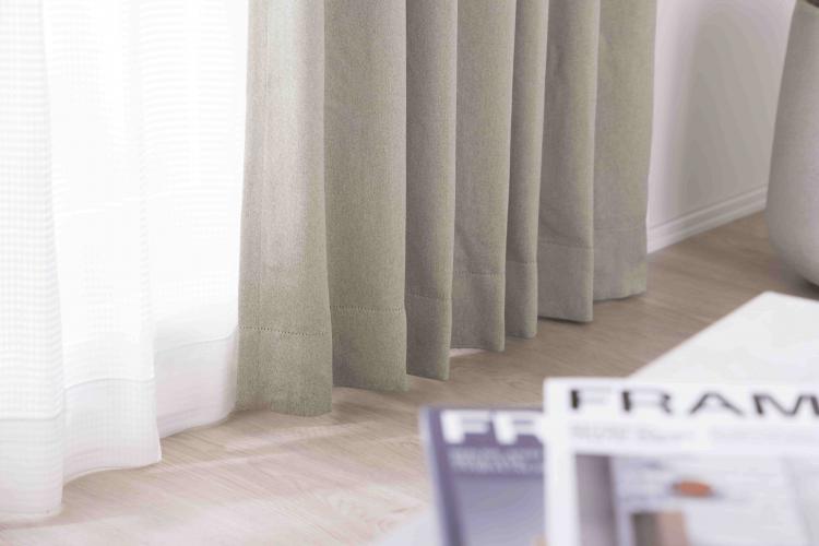 ほっと落ち着く、グリーンのカーテンのリビング