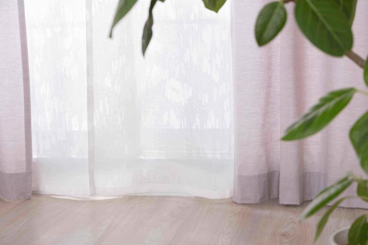 ブルベリーのカラーが自然な色合いのカーテンが心地よく彩る