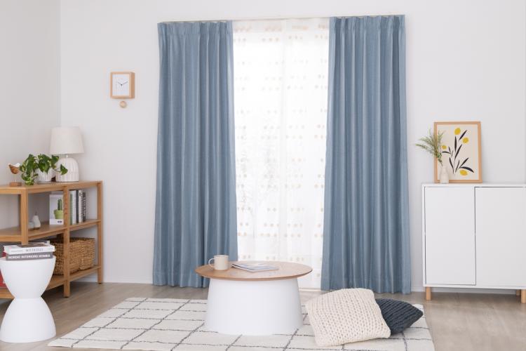 遮光2級のほっとするブルーのカーテン×ポップな刺繍レース