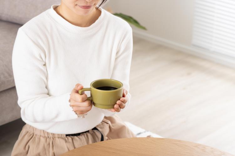 あたたかい飲み物にぴったりなマグは、グリーンもほっこりするカラーです。