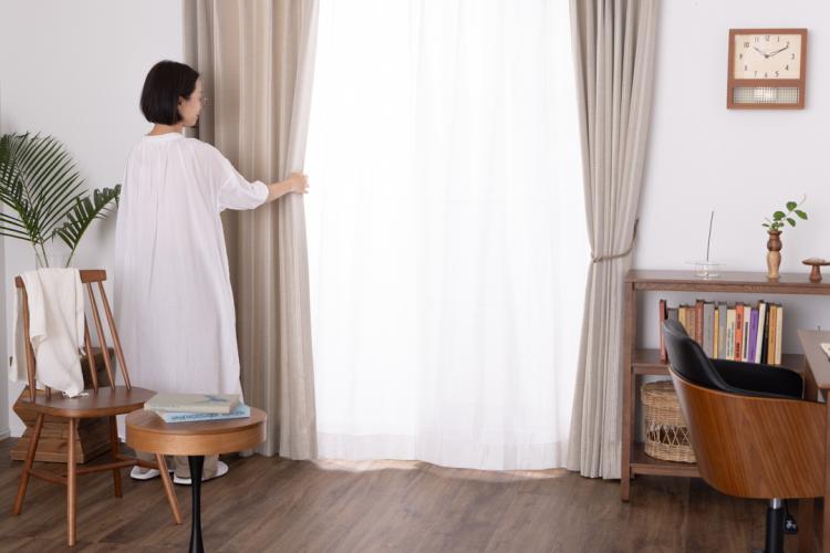 さりげないデザインのやさしいベージュカーテン