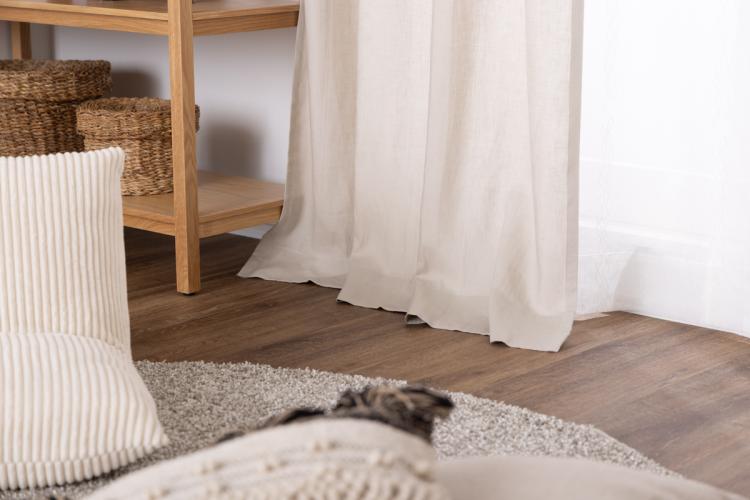 リトアニア産リネンカーテンがナチュラルに彩るリビング - インテリア