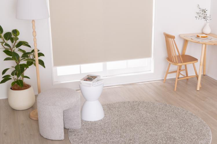 つっぱりタイプのロールスクリーンでやさしく光を取り込む窓辺