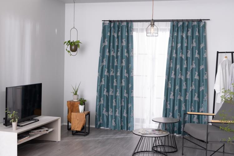 ゼブラ柄のデザインカーテンで軽やかなリズムを